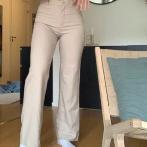 Monki Beiga kostymbyxor strl 36 - Populära beiga kostymbyxor från Monki i storlek 36! Använda en gång.