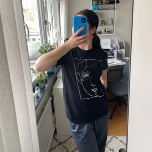 Visual clothing project - Säljer denna fina t-shirten pga att den börjar bli för liten på mig 😢 köpt på MQ och passar XS-S nypris (299kr)