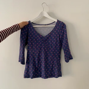 Långärmad t-shirt  - En så söt gilmore inspirerad tröja med små körsbär på. Pass form är bra den sitter åt vid byst och midja. Inga defekter utan i bra skick. Märke esprit 