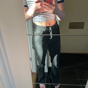 Hanna schönberg x NA-KD jeans - Så snygga svarta jeans från NA-KD. Sitter perfekt men en lite lösare passform. Nästan aldrig använda. 