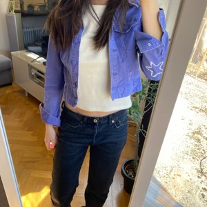 Ball lila jacka - En skit snygg lila jacka med stjärnor på! Skriv pm för fler bilder. Går att krydda till basic outfits! Aldrig använt. Jag är 165 och brukar bära Xs/S. Skriv pm för frågor!🫶🏻💕