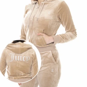 JUICY COUTURE  - Nyköpt, oanvänd juicy couture kofta med prislapp på. Väldigt fin färg med snygga detaljer både på kjedjan och baksidan. Bra skick. Ordinarie pris: 1200kr säljer för 900🤍