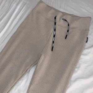 Stronger tights  - Säljer nu skitsnygga stronger tights som sitter jättebra på, köpta från stronger för 700 säljer dem nu för 280kr. Storlek S 