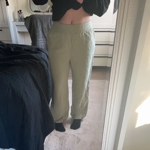 Linnebyxor!! - Säljer dessa, knappt använda linnebyxor i toppskick. Köptes för 299 kr, men säljer för 100 kr (köparen betalar frakten).
