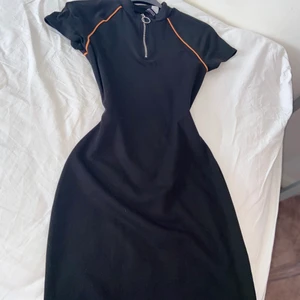 Bodycon klänning  - En snygg edgy klänning, har dragkedja på toppen och är bodyflattering, har flera liknande så in o kika ❤️