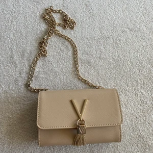 valentino by mario valentino - Helt ny väska från valentino by mario valentino. Nypris 800kr säljer för 500. Aldrig använd 