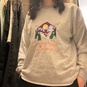 Jättemysig tjocktröja - Jättehärlig tjocktröja som jag köpte i en secondhand affär ett tag sen! Jättemysig material och ger lite 80-tals vibes! Säljer då den inte kommer till användning längre! Pris kan diskuteras! Kolla gärn in mina andra annonser också!