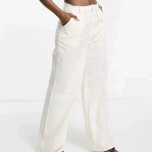 Linnebyxor  - Säljer mina fina linnebyxor! Använd fåtal gånger , två första bilderna är lånade