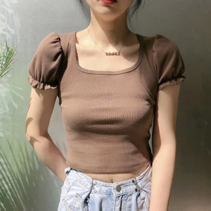 Brandy top - Obs första bilden är lånad! Säljer min superfina kehlani top i brunt ifrån Brandy Melville💕 Den bruna kehlani toppen finns inte att köpa på deras sida i europa längre! Den är i one size men skulle säga att den passar mellan xs-m💕 