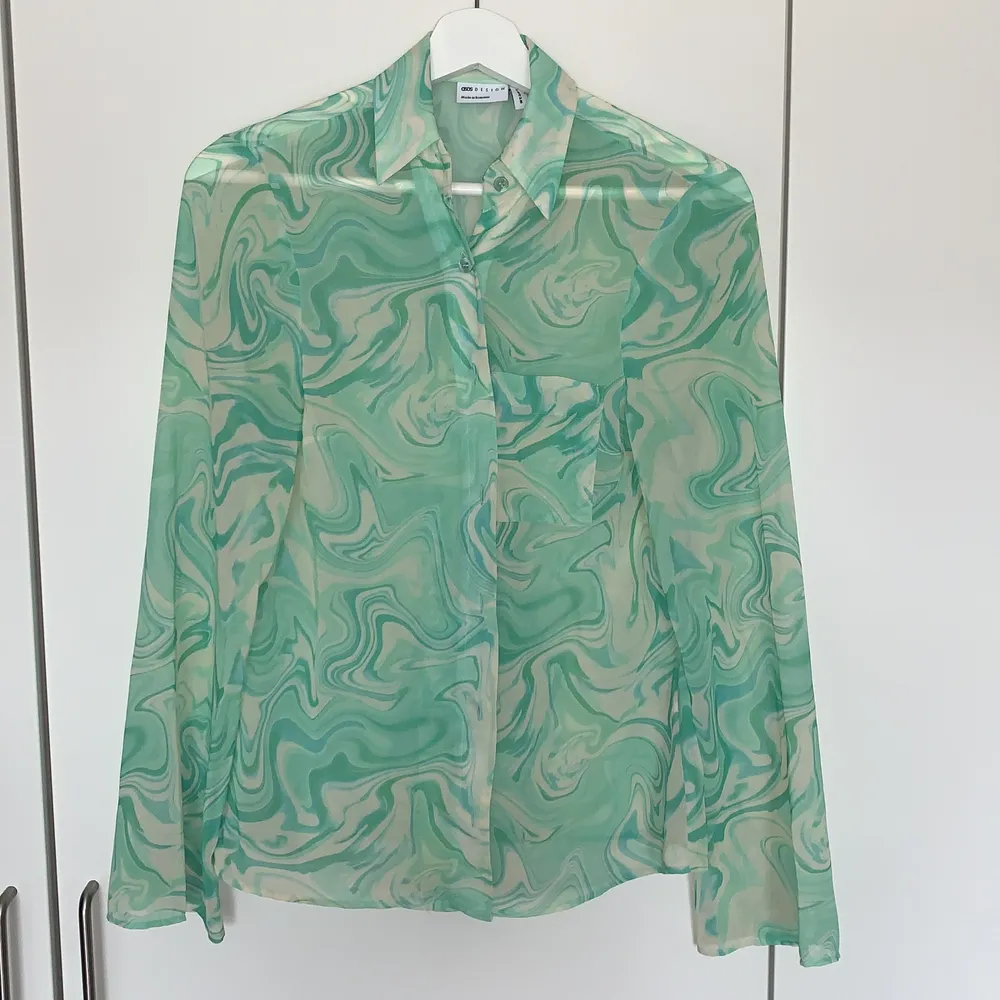 Lite genomskinlig tunn skjorta från Asos med grönt flummigt mönster . Blusar.