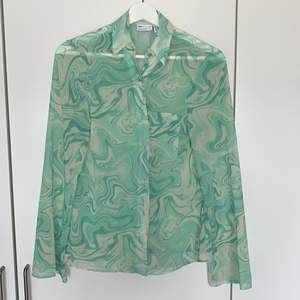 Lite genomskinlig tunn skjorta från Asos med grönt flummigt mönster 