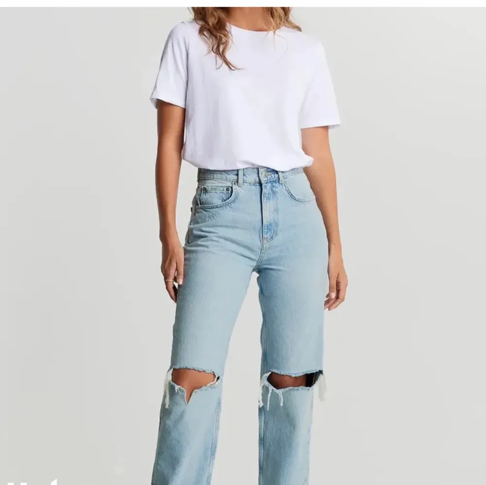 Fina jeans från Gina. Använda en del men väldigt bra skick. Lånade bilder! Kom privat om ni vill se fler bilder på jeansen. Säljer de då de är försmå! Nypris 599kr. Jeans & Byxor.