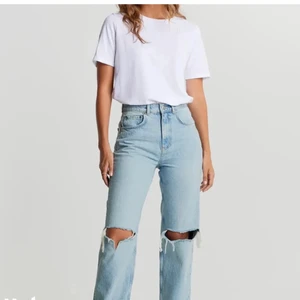 Jeans  - Fina jeans från Gina. Använda en del men väldigt bra skick. Lånade bilder! Kom privat om ni vill se fler bilder på jeansen. Säljer de då de är försmå! Nypris 599kr