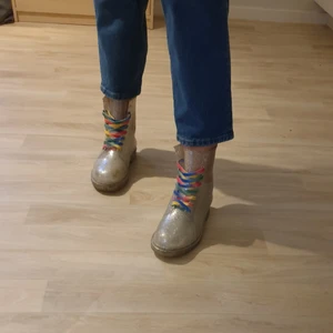 Glittriga stövlar - Genomskinliga och glittriga gummistövlar. Går självklart byta skosnören på dem. Använda en gång