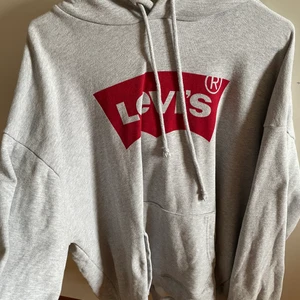 levis hoddie - köptes ny från jenasbolaget vid jul, tvättat max två gånger och inte använd påvrund av på för stor! nypris 749 kan tänka mog 600kr med frakt