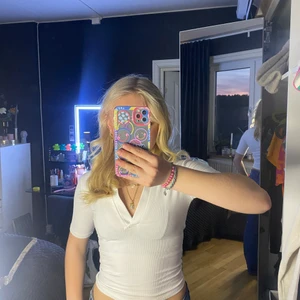 Helt ny topp - En helt ny vit topp som kommer ifrån Gina. Säljer då den sitter lite tajt på mig. 