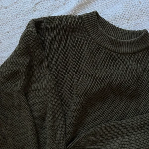 Stickad tröja - En skön stickad tröja ifrån H&M, i bra skick då den inte är så flitigt använd. Fin mörkgrön färg och mysig att dra över sig en sval sommarkväll💚💚