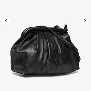 Becksöndergaard väska - Säljer min jättesnygga Becksöndergaard väska i äkta skinn som aldrig har använt då jag beställde i fel färg och klippte av lappen så den inte gick att byta😭 Nypris: 1400kr, buda från 500kr i kommentarerna, köp direkt för 700💗 (pris kan diskuteras)