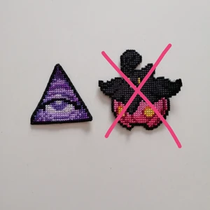 Broderade tygmärken  - Ett korstygnsbroderat tygmärke, tillverkat av mig. Baksidan är penslad med textillim vilket gör att broderiet blir hållbart och stabilt. Det kan inte strykas fast utan måste sys fast med nål och tråd. 
