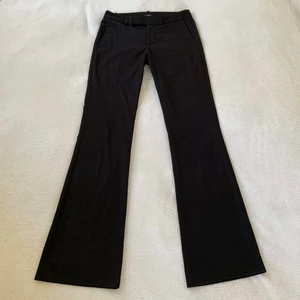 Lågmidjade kostymbyxor - Lågmidjade utsvängda svarta kostymbyxor från Lindex! Jag är 173 cm, innerbenslängden är 79 cm och midjemåttet 72 cm 💕