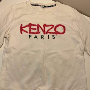 Hej! Säljer min vita kenzo tröja som nu har blivit för liten för mig. Den har en liten defekt vid kanten precis vid halsen annars väldigt fin! Storleken är M men den är väldigt liten i storleken (passar en XS/S) Köparen står för frakten🤍