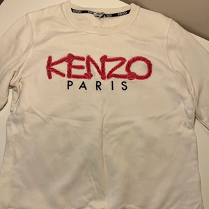 Kenzo tröja - Hej! Säljer min vita kenzo tröja som nu har blivit för liten för mig. Den har en liten defekt vid kanten precis vid halsen annars väldigt fin! Storleken är M men den är väldigt liten i storleken (passar en XS/S) Köparen står för frakten🤍