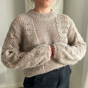 Stickad Tröja - Beige jättefin GANNI-inspirerad stickad tröja 💛 Strl L men perfekt size på mig i strl S 🤠