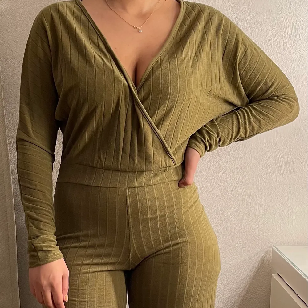 Jumsuit från PrettyLittleThing strl 38. Övrigt.