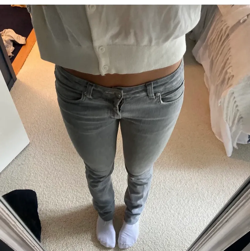 Säljer ett par ljusgrå acne jeans som är lågmidjade. Super fina men har tyvärr växt ur. Lånad bild.. Jeans & Byxor.