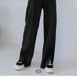 Kostymbyxor  - Kostymbyxor med slits fram på fötterna! Helt nya! Säljer pga att jag tycker de satt för tajt runt låren! Nypris 179kr!