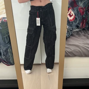 Snygga cargo pants - Snygga cargo pants från Urban outfitters. Helt oanvända och lappen kvar. Går att vika ned som på första bilden ifall man vill ha low wasted. 26W 32L dock är det resår i midjan så den passar andra storlekar. Jag brukar ha 24W