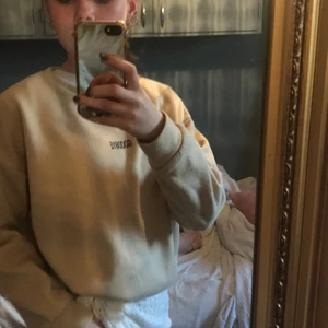 Hoodie - En skön hoodie med ett litet tryck. Är super skön och en fin färg. Säljer på grund av att den aldrig kommit till användning 