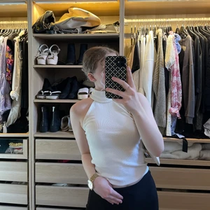 Topp - Jag säljer en topp som är i ett mycket bra skick. Jag köpte den för 300kr men säljer den för 50kr