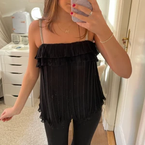 Zara festtopp - Skitsnygg slutsåld topp från zara, den är i ett meshtyg så den är rätt genomskinlig, men det märks inte så mycket för att den är svart. Använd 1 gång❤️‍🔥