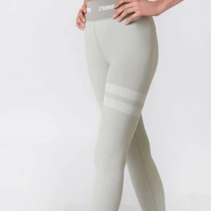 Stronger tights - Stronger tights i färgen ”tahoe”. Bra skick. (Nypris 699kr)