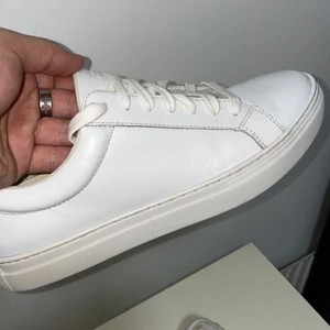 Vagabond skor vita - Storlek 41. Skorna är i princip helt nya och har endast prövats en gång. Nya fräscha skor för ett billigare pris. Tyvärr var dom för stora för mina fötter. Nytt pris 1000kr 