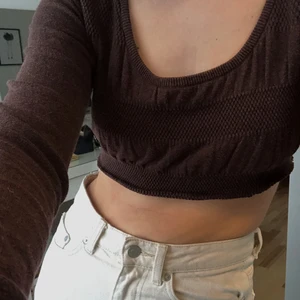Brun topp - Säljer denna fina fina toppen💓 storleken skulle jag säga passar någon mellan xs-m (exakta storlek står ej). Jag på bilden har runt den storleken.😊 frakt tillkommer!! (Spårbart mellan 51-66kr)