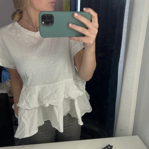 Tröja med volang - Snygg tröja som jag brukar ha under en annan tröja så det sticker fram (de andra bilden)👍🏻💓💓💓💓