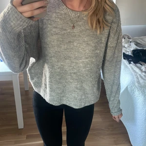 Grå stickad - Suuuupermjuk stickad tröja från HM