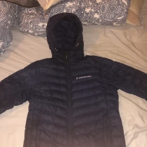 Peak performance Jacka (blå) - Nice peak performance jacka som jag har slutat använda då jag fick en ny jacka. Denna jacka är i helt ok skick.