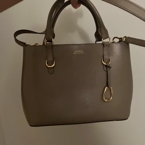 Ralph laurent väska i bige/brun - En skin väska i bra skick