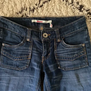 vintage jeans - Ett par superfina vintage bootcut-jeans från only med detaljer på fickorna! Säljes då de inte passar mig😥😥😥Står storlek 38 men skulle nog säga 34-36! !!!sista bilden är lånad bara för att visa hur jeansen sitter!!!