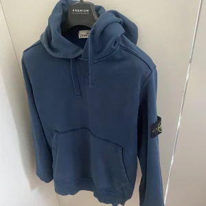 Stone island hoodie - Fin stone island Hoodie i bra skick, den är köpt på NK i Göteborg för ca 2300kr,  Den är i storlek o S och jag säljer den då jag växt ur den  Priset går o förhandlas