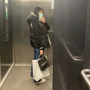 Väst  - Väst från Nelly med luva, svart på ut sidan och beig på insidan💞 Orginal pris 650kr. Skriv gärna om ni har några frågor!💕