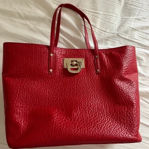 Äkta Donna Rakan väska  - Snygg Vintage DKNY väska som är parfekt att ha runt axeln, gjord av kalvskinn, (Äkta men har inte lappen) höjd 30cm / bred 49cm 
