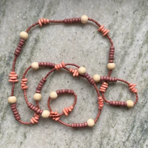 Halsband  - Så snyggt men jag har för många halsband! Ca 98 cm. Möts upp i Stockholm eller skickar mot fraktkostnad 💕