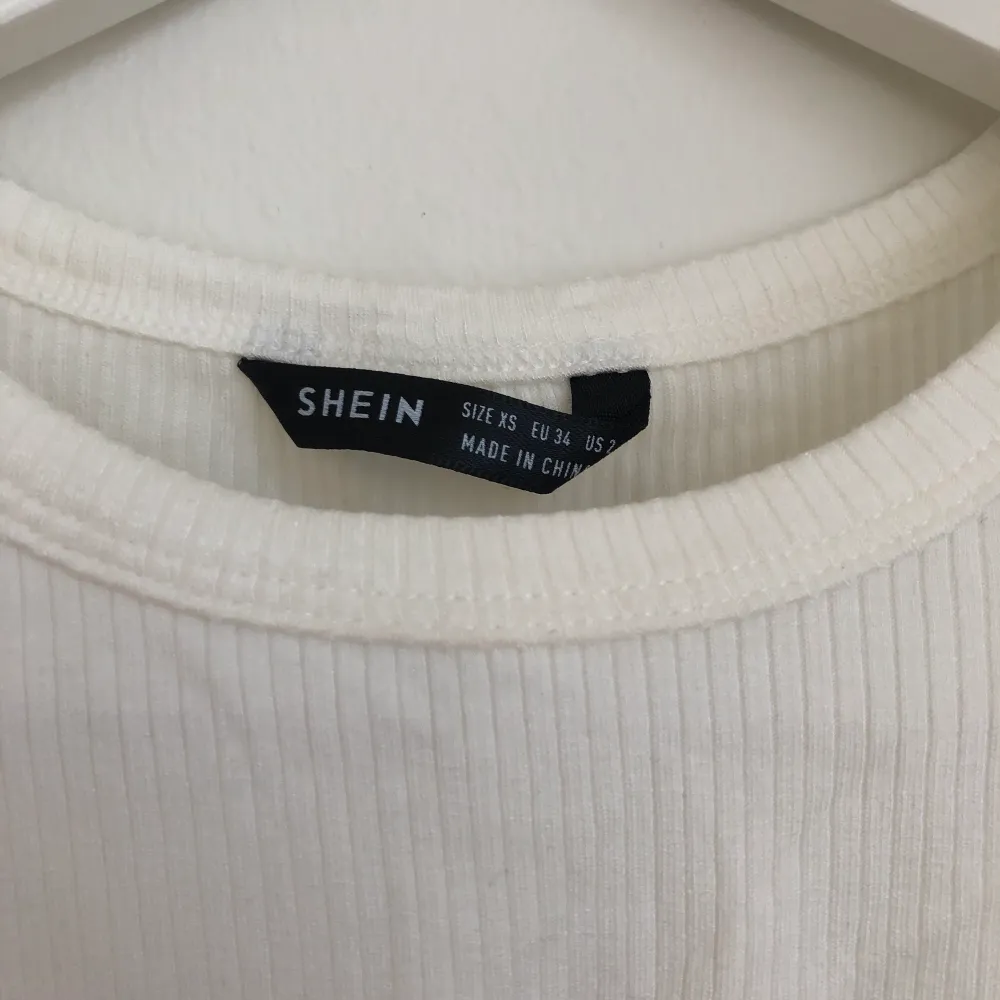 Tajt vitt linne från shein, tröjan är lite genomskinlig så rekomenderar att ha en BH under som jag har på bilden🤩. Toppar.