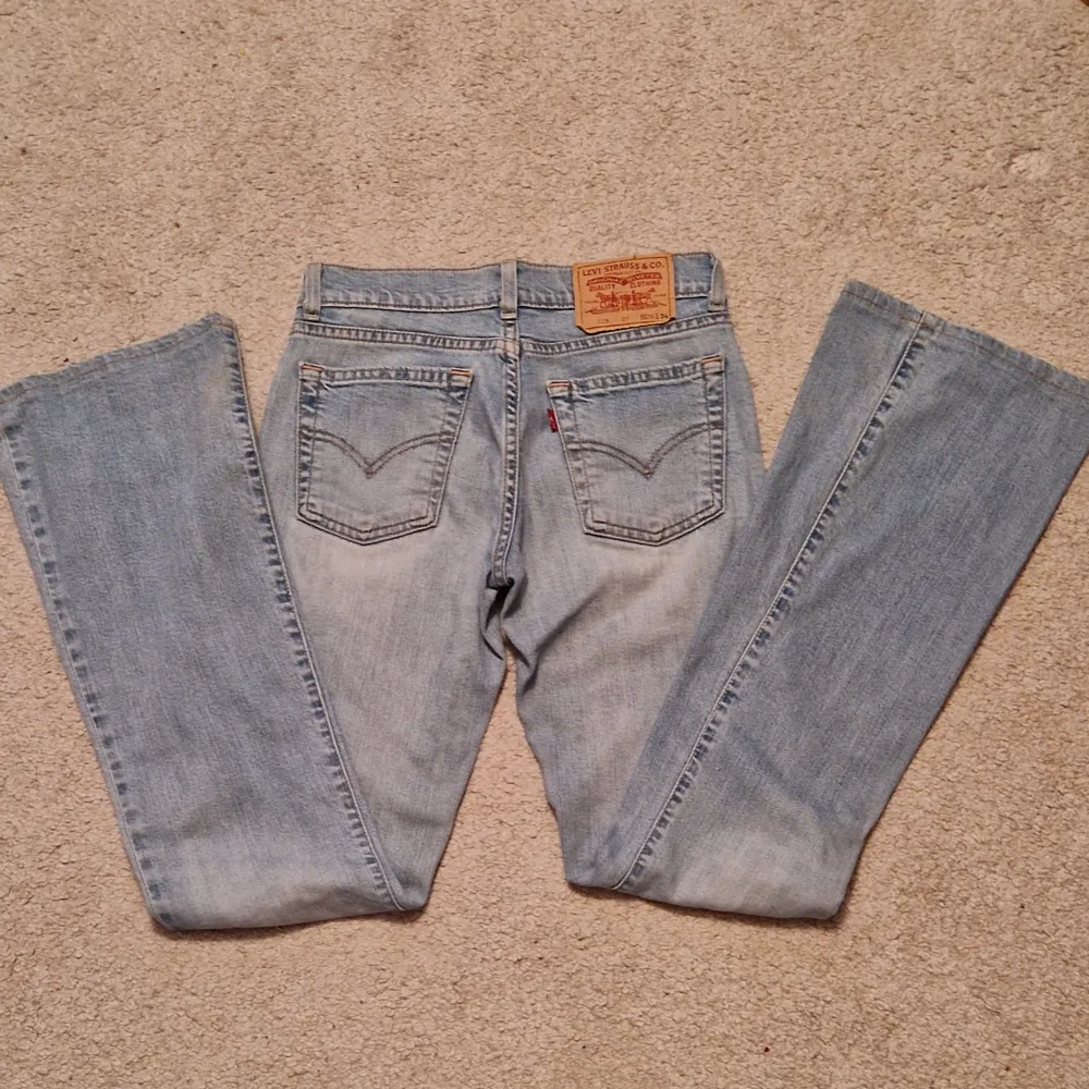 Lågmidjade levis jeans i storlek 26/34 men de är uppsydda så de är 32 i benen.. Jeans & Byxor.