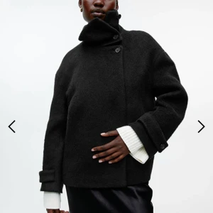 Arket Kappa - Populära kappan från Arket! Oanvänd, i storlek 44 för en mer oversized känsla. Köpare står för frakt❣️Först till kvarn, ingen budgivning 🙌🏻