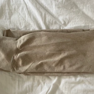 Aimn träningstights - Beiga träningstights från aimn. Sparsamt använda. Köparen står för frakten.